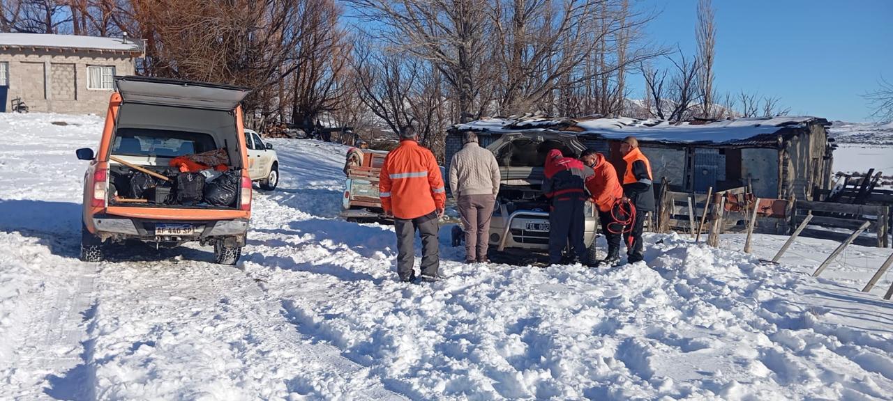 El Gobierno realiza operativo conjunto para asistir a pobladores afectados por la nieve en el sur provincial