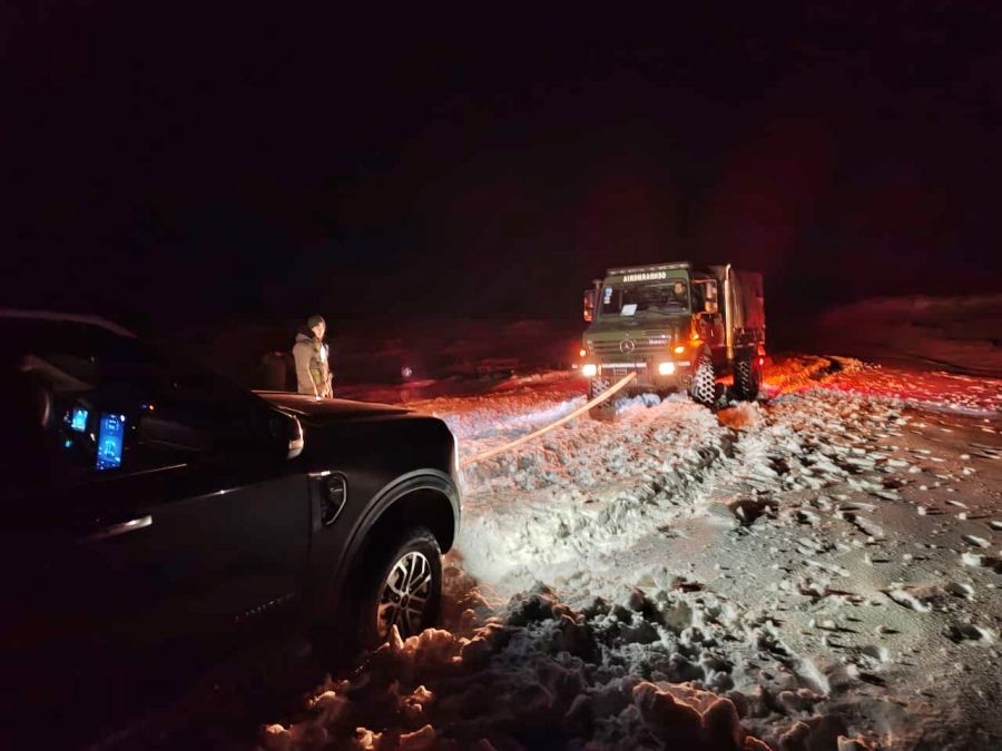 Gendarmería rescató a cinco personas varadas en sus camionetas por una intensa nevada en Neuquén